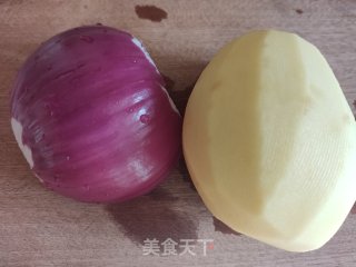 土豆炒洋葱的做法步骤：1