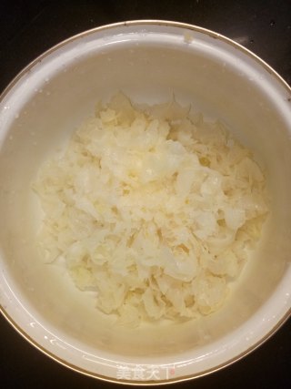 银耳红豆羹的做法步骤：1