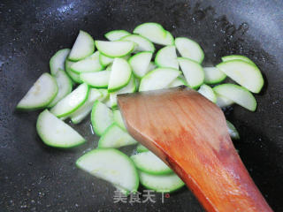 西葫芦炒土豆片的做法步骤：3