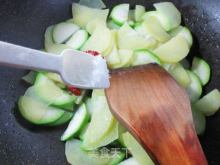 西葫芦炒土豆片的做法步骤：7