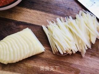 红油土豆丝的做法步骤：1