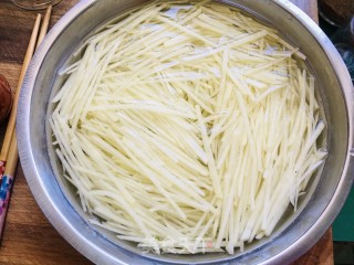 红油土豆丝的做法步骤：2