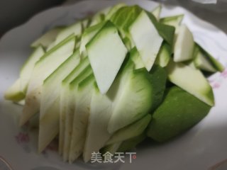 西葫芦虾仁炒鸡蛋的做法步骤：1
