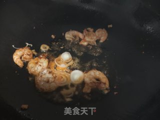 西葫芦虾仁炒鸡蛋的做法步骤：6
