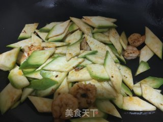 西葫芦虾仁炒鸡蛋的做法步骤：7