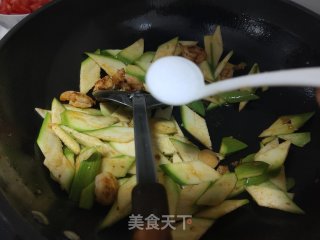 西葫芦虾仁炒鸡蛋的做法步骤：8