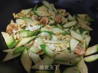 西葫芦虾仁炒鸡蛋的做法步骤：9