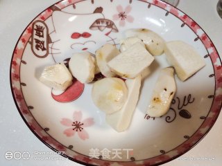 排骨焖芋头的做法步骤：2
