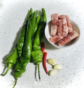 虎皮尖椒炒肥牛的做法步骤：1