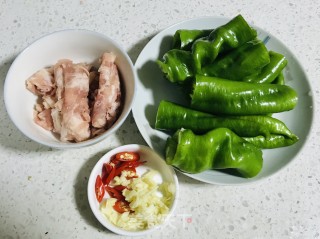 虎皮尖椒炒肥牛的做法步骤：2