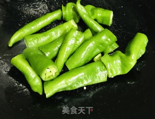虎皮尖椒炒肥牛的做法步骤：3