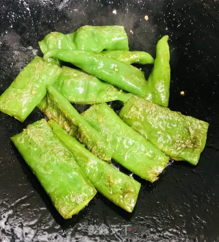 虎皮尖椒炒肥牛的做法步骤：4