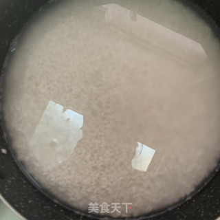 腊肠干鱿糯米饭（电饭煲版）的做法步骤：1
