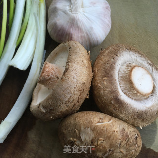 香菇炒青菜的做法步骤：2