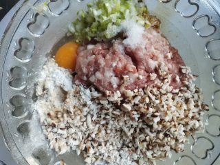 香菇鲜肉丸的做法步骤：2