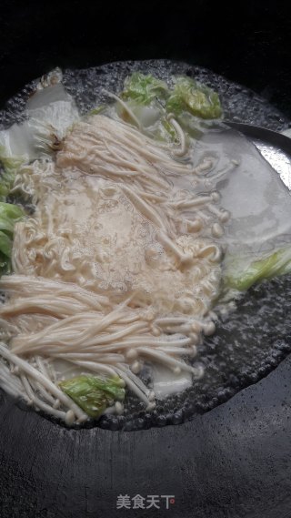 金针菇鸡蛋面的做法步骤：5