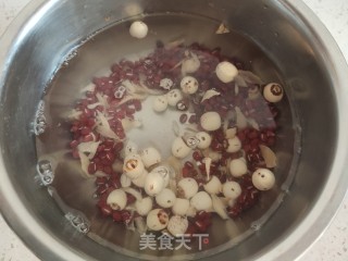 莲子百合红豆粥的做法步骤：2