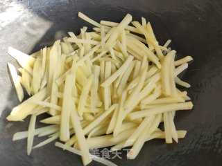 杏鲍菇炒土豆丝的做法步骤：7