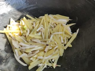 杏鲍菇炒土豆丝的做法步骤：8