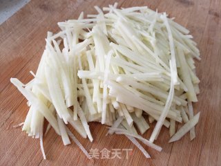萝卜丝鲫鱼汤的做法步骤：2