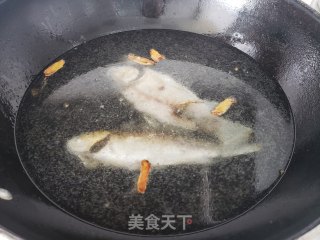 萝卜丝鲫鱼汤的做法步骤：6