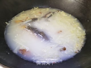 萝卜丝鲫鱼汤的做法步骤：8