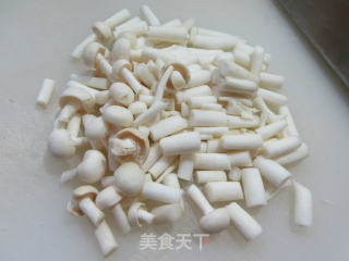 咸鸭蛋海鲜菇炒西葫芦的做法步骤：4