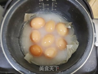 盐焗鸡蛋（电饭煲版）咸香入味，Q弹有嚼劲的做法步骤：3