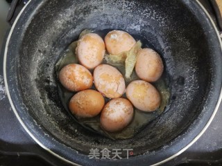 盐焗鸡蛋（电饭煲版）咸香入味，Q弹有嚼劲的做法步骤：4
