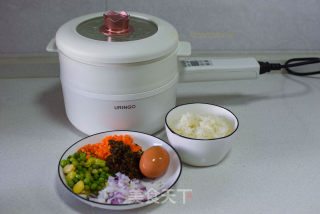 50岁阿姨一个人的午饭五色炒饭加丸子汤的做法步骤：1