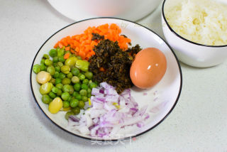 50岁阿姨一个人的午饭五色炒饭加丸子汤的做法步骤：2