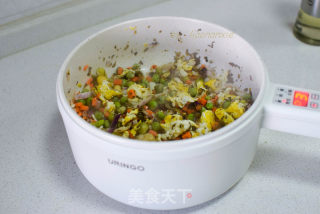 50岁阿姨一个人的午饭五色炒饭加丸子汤的做法步骤：5