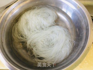 蒜蓉粉丝蒸生蚝的做法步骤：1