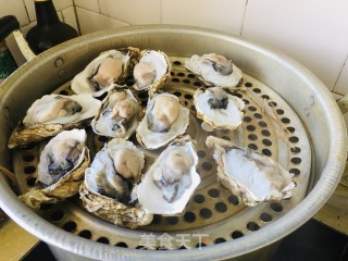 蒜蓉粉丝蒸生蚝的做法步骤：3