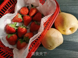 草莓炖雪梨的做法步骤：1
