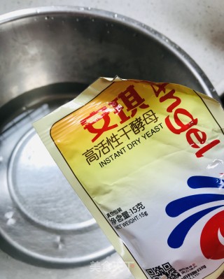 鲜肉包的做法步骤：1