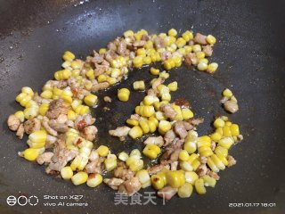 鸡肉玉米炒饭的做法步骤：4