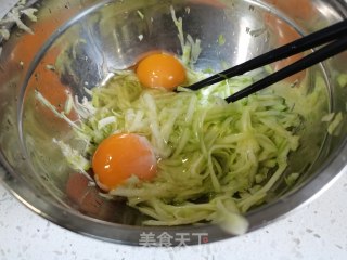 西葫芦鸡蛋饼的做法步骤：2