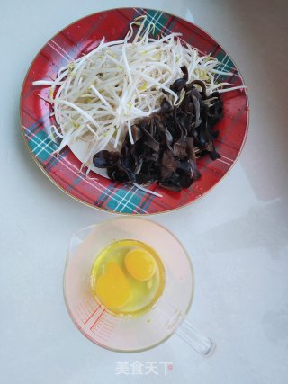绿豆芽木耳炒鸡蛋的做法步骤：1