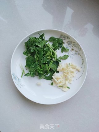 绿豆芽木耳炒鸡蛋的做法步骤：2
