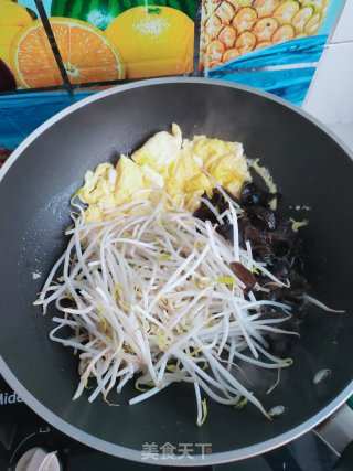 绿豆芽木耳炒鸡蛋的做法步骤：4
