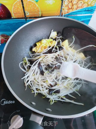 绿豆芽木耳炒鸡蛋的做法步骤：5