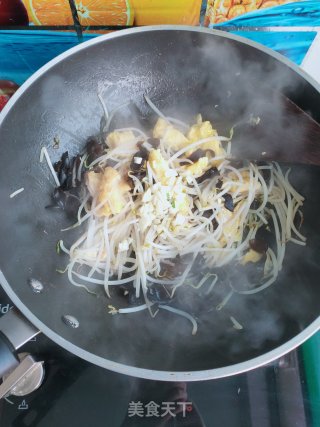 绿豆芽木耳炒鸡蛋的做法步骤：7