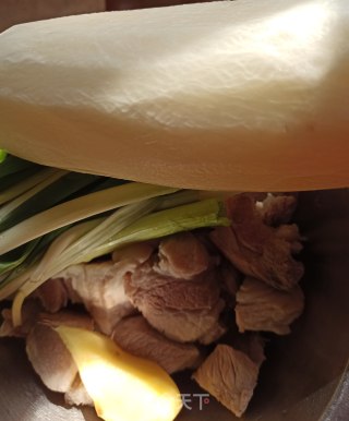 白萝卜烧肉的做法步骤：1