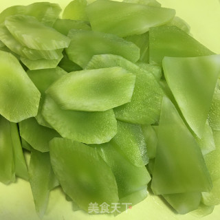 香葱鸭蛋炒莴笋的做法步骤：2