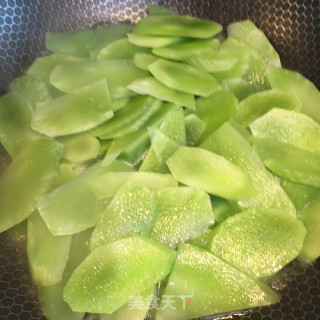 香葱鸭蛋炒莴笋的做法步骤：7
