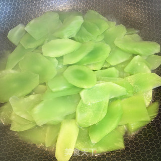 香葱鸭蛋炒莴笋的做法步骤：8