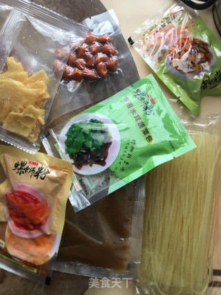 水煮螺蛳粉的做法步骤：3