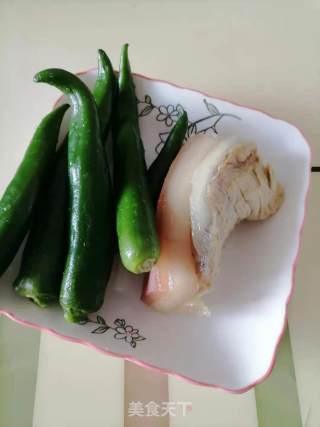 腊肉炒青椒的做法步骤：1