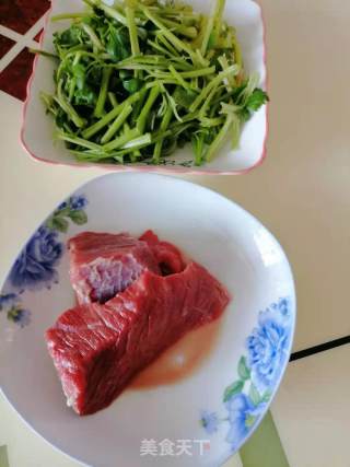 芹菜炒牛肉的做法步骤：1